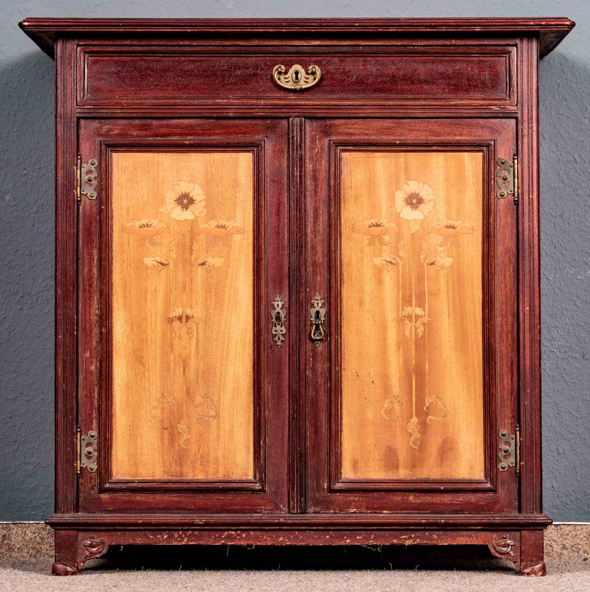 Antiker Halbschrank, Jugendstil um 1900/ 20, mahagonifarbenes Holz, die Türfüllungen mit floraler M