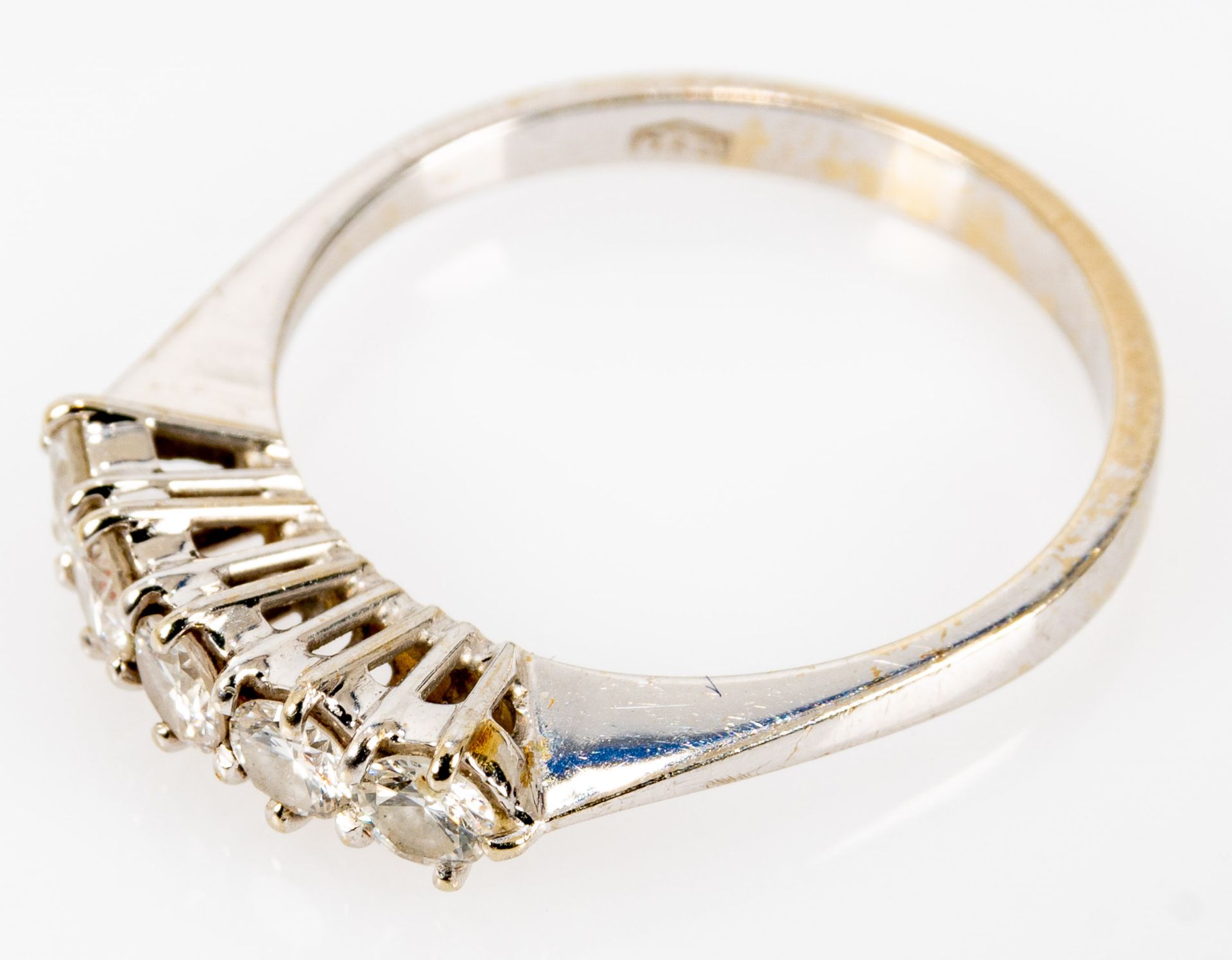 Zeitlos eleganter 18 kt. Weißgold- Beisteckring, der Ringkopf mit insgesamt 5 Diamanten im Brillant - Bild 3 aus 6