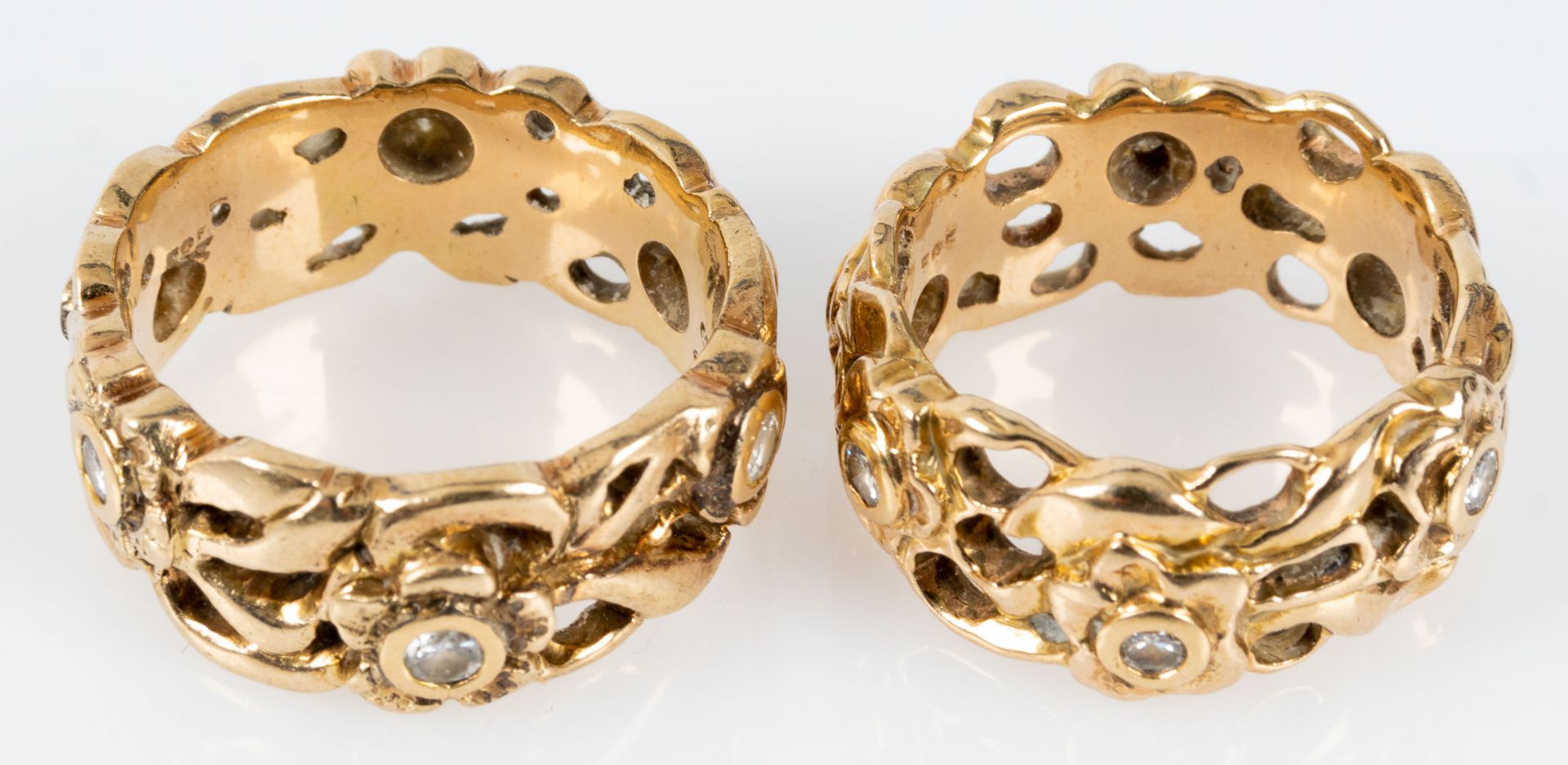 Paar "Ewigkeits - Ringe", Entwurf wohl von Stuart Devlin; beide aus floral durchbrochen gegossenem 