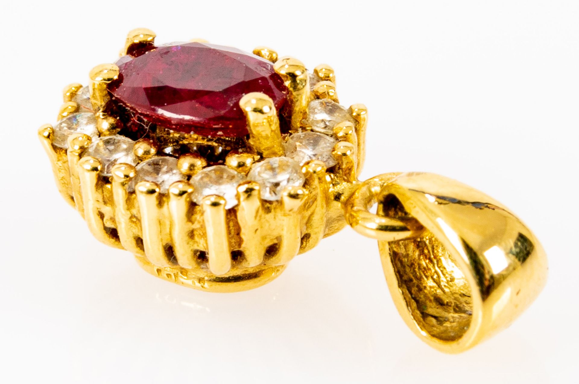 Feiner, zarter 18 K Gelbgold-Kettenanhänger, mittig mit Rubin-Cabochon, von 12 Diamanten im Brillan - Bild 3 aus 6