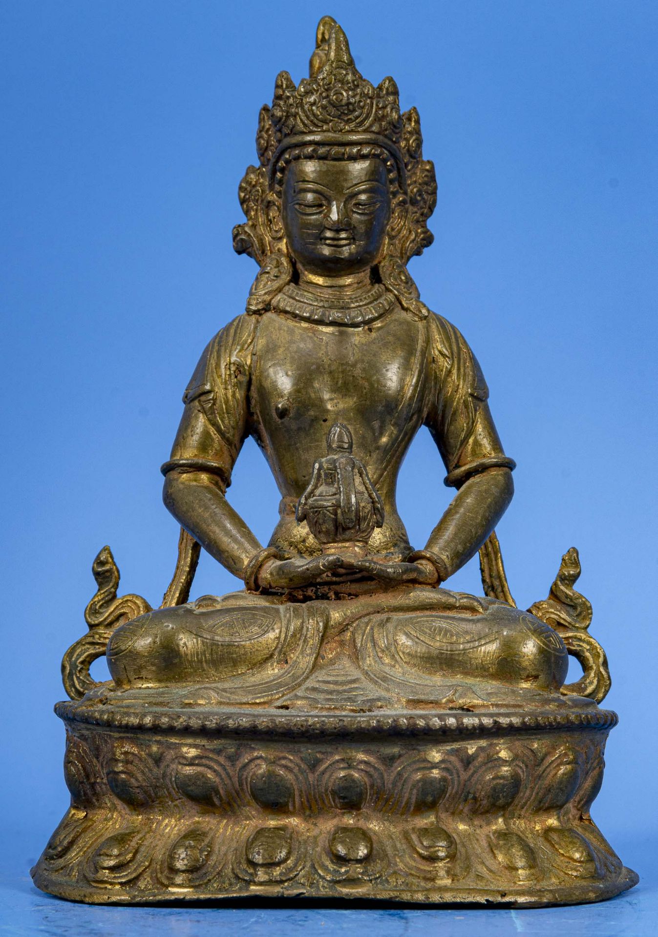 Sitzender Buddha auf Lotussockel, Messingguss, unbekanntes Alter, Höhe ca. 18 cm. - Bild 2 aus 5