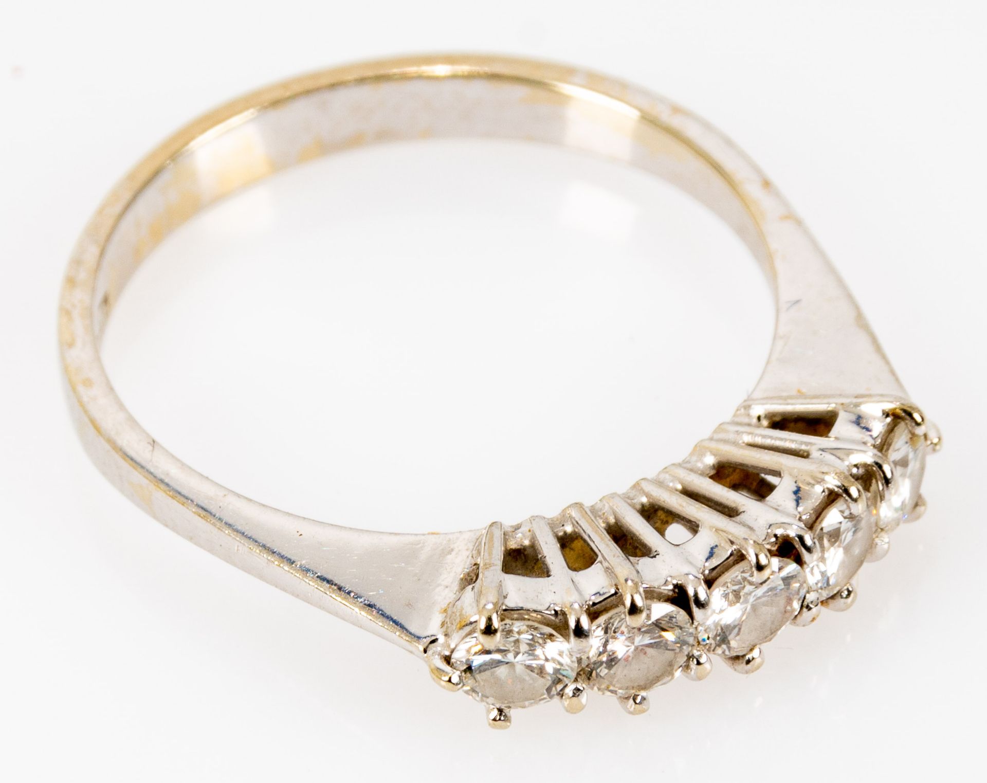Zeitlos eleganter 18 kt. Weißgold- Beisteckring, der Ringkopf mit insgesamt 5 Diamanten im Brillant - Bild 2 aus 6