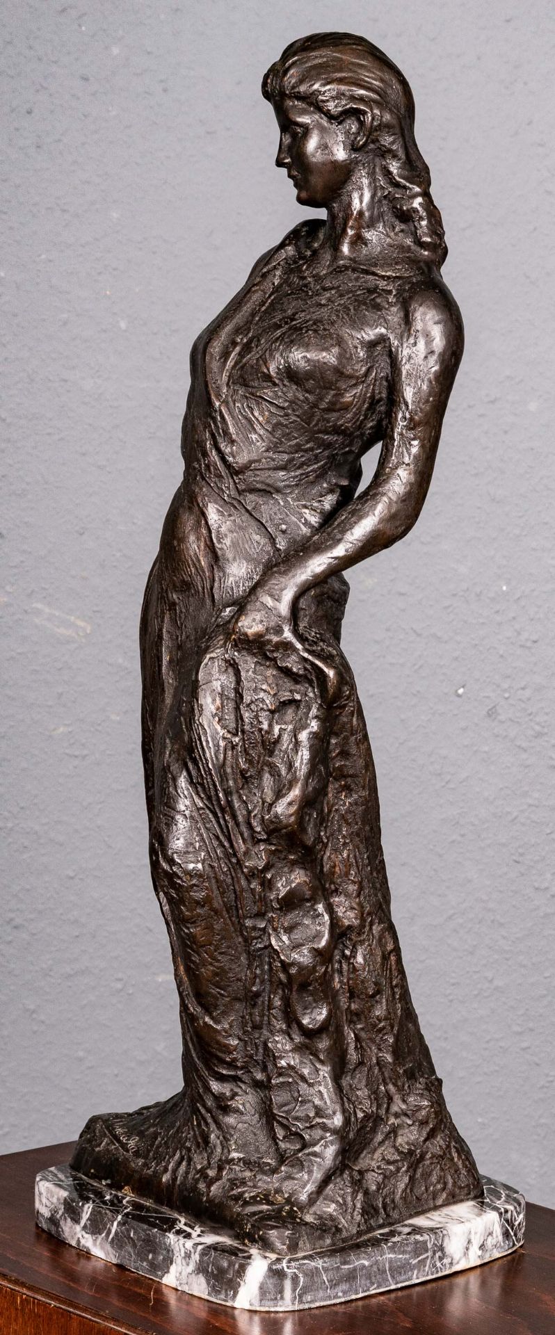 "Stehende junge Dame", schwarzbraun patinierter Bronzeguss, auf grauweiß geadertem, schwarzem Marmo - Bild 14 aus 17