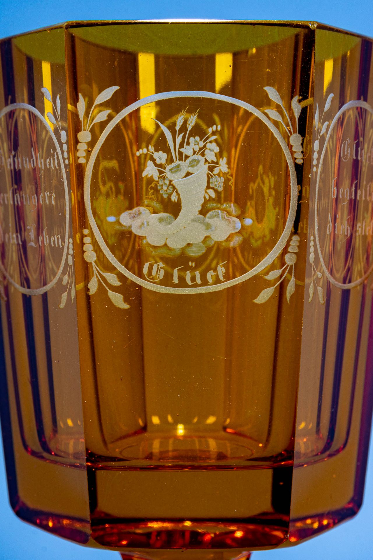 Antikes Pokalglas, bernsteinfarbenes, dickwandiges Glas, Fuß & Kuppa sechskantig geschliffen, 19./ - Image 3 of 11