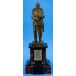 "Stehender Kaiserlicher Soldat" auf mehrfach getrepptem Natursteinsockel. Höhe der Figur ca. 27,5 c