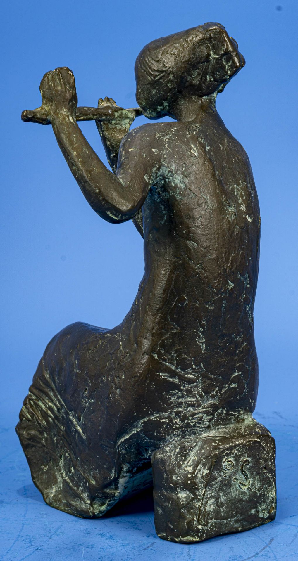 "Querflötistin", Bronze patiniert, Hohlguss, rückseitig monogrammiert "O.S"; Höhe ca. 23 cm, schöne - Bild 4 aus 9