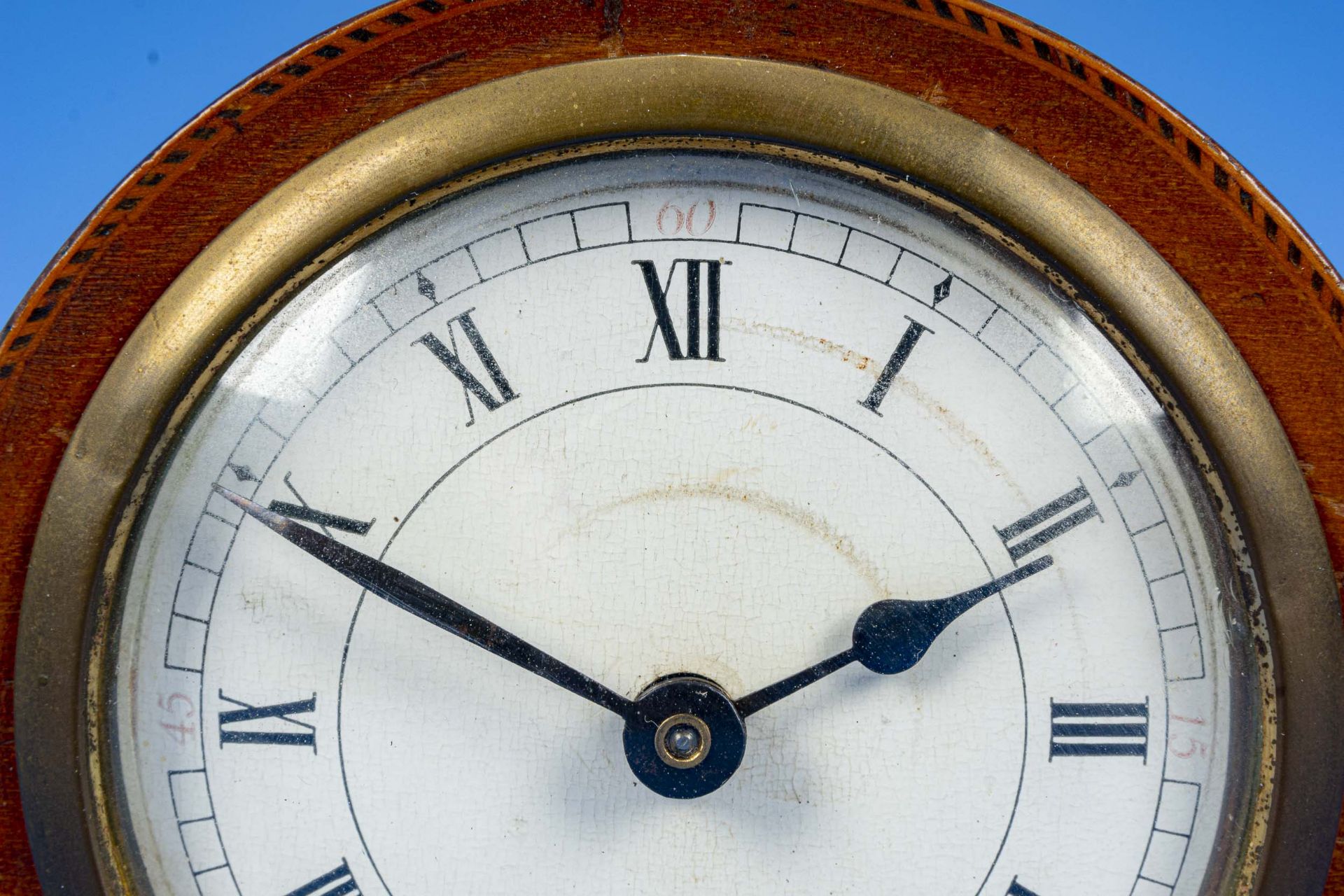 Antike englische Vertiko - Uhr in "Napoleon- Hut" - Form, intarsiertes Edelholzgehäuse, um 1900/ 20 - Image 4 of 8