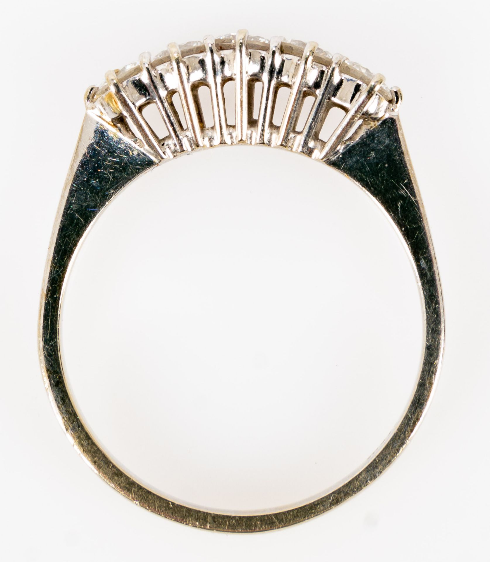 Zeitlos eleganter 18 kt. Weißgold- Beisteckring, der Ringkopf mit insgesamt 5 Diamanten im Brillant - Bild 4 aus 6