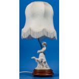 Figürliche Tischlampe, getreppter Holzsockel mit darauf montierter "Dame mit Borsoi"- Figurengruppe