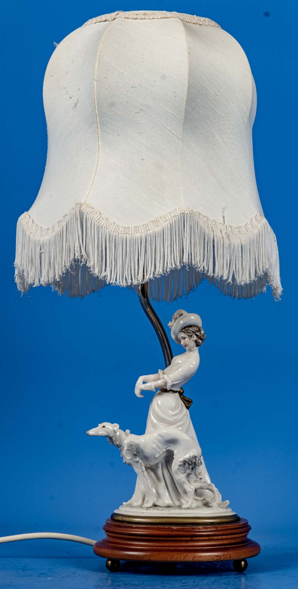Figürliche Tischlampe, getreppter Holzsockel mit darauf montierter "Dame mit Borsoi"- Figurengruppe