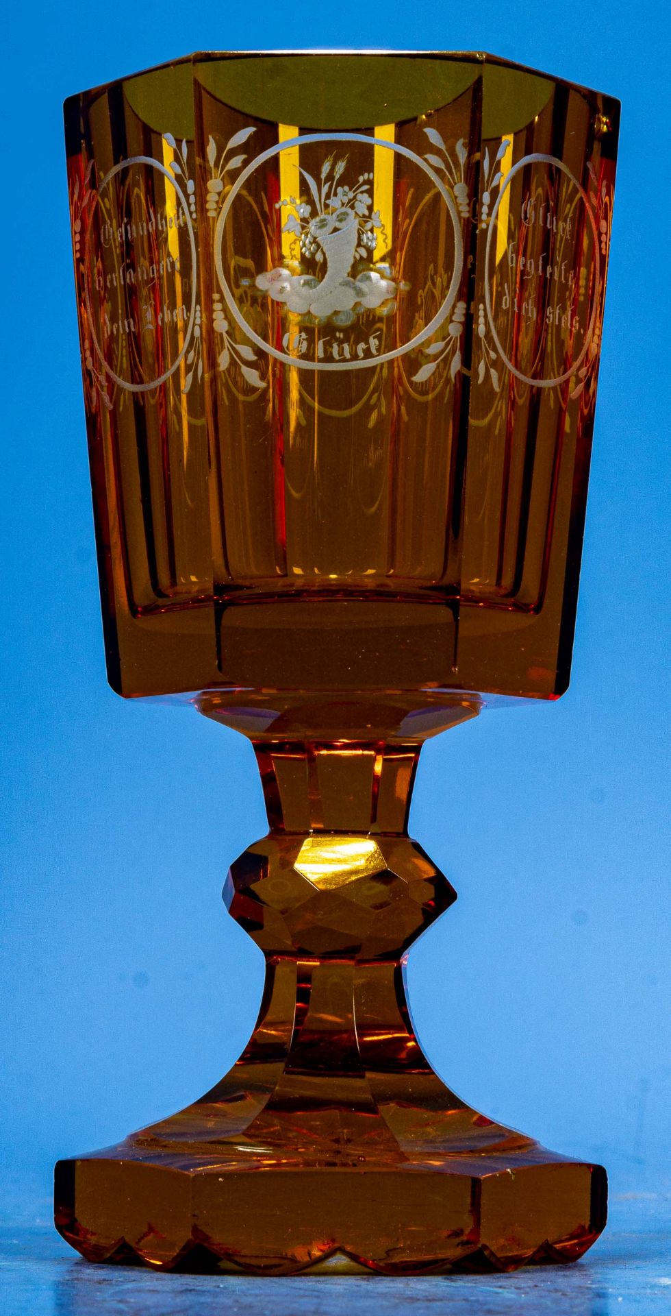 Antikes Pokalglas, bernsteinfarbenes, dickwandiges Glas, Fuß & Kuppa sechskantig geschliffen, 19./ - Image 2 of 11