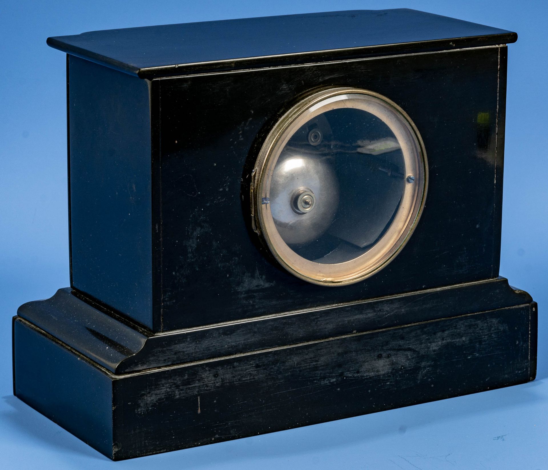 Schlichte schwarze Kaminuhr um 1900/20; schöner Erhalt, ungeprüftes mechanisches Uhrwerk mit Schlag - Bild 10 aus 12