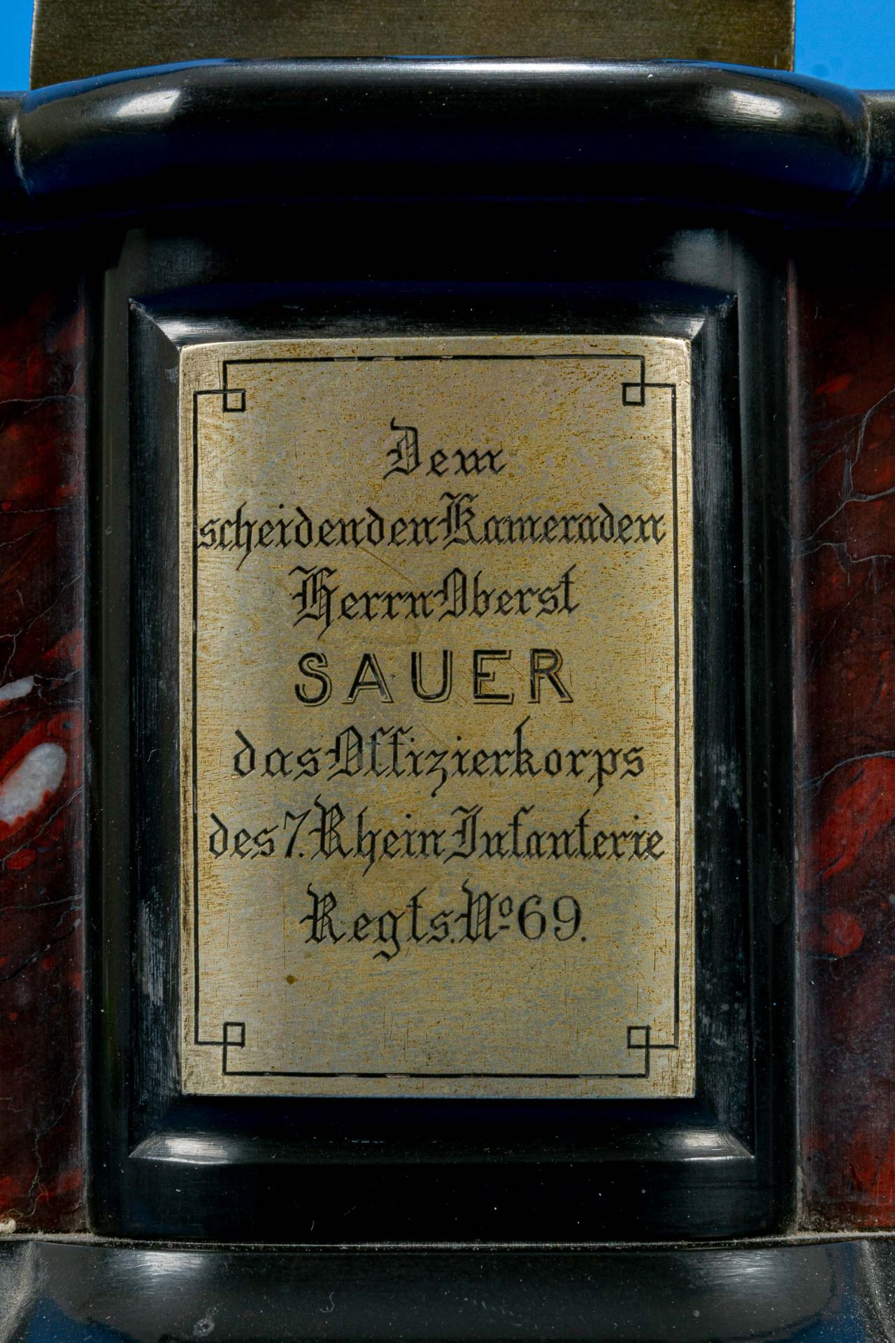 "Stehender Kaiserlicher Soldat" auf mehrfach getrepptem Natursteinsockel. Höhe der Figur ca. 27,5 c - Image 4 of 15