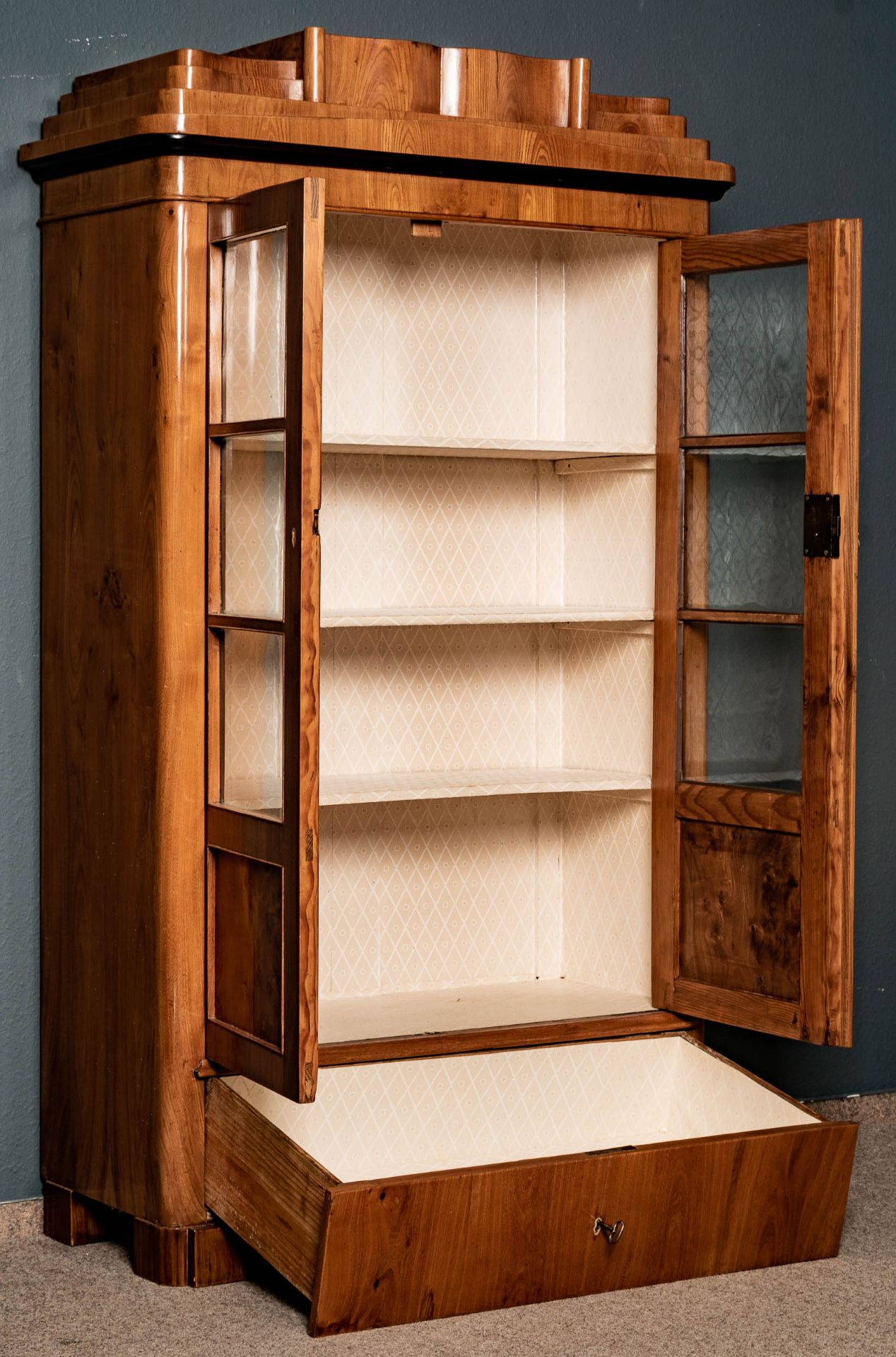 Zweitüriger Bücherschrank/Vitrinenschrank, Biedermeier deutsch um 1830/40, massiver Nadelholzkorpus - Bild 8 aus 12