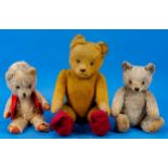 3teilige Sammlung alter bzw. antiker Teddys, 1 X STEIFF-Teddy, teilweise Holzwolle-Füllung, stärker