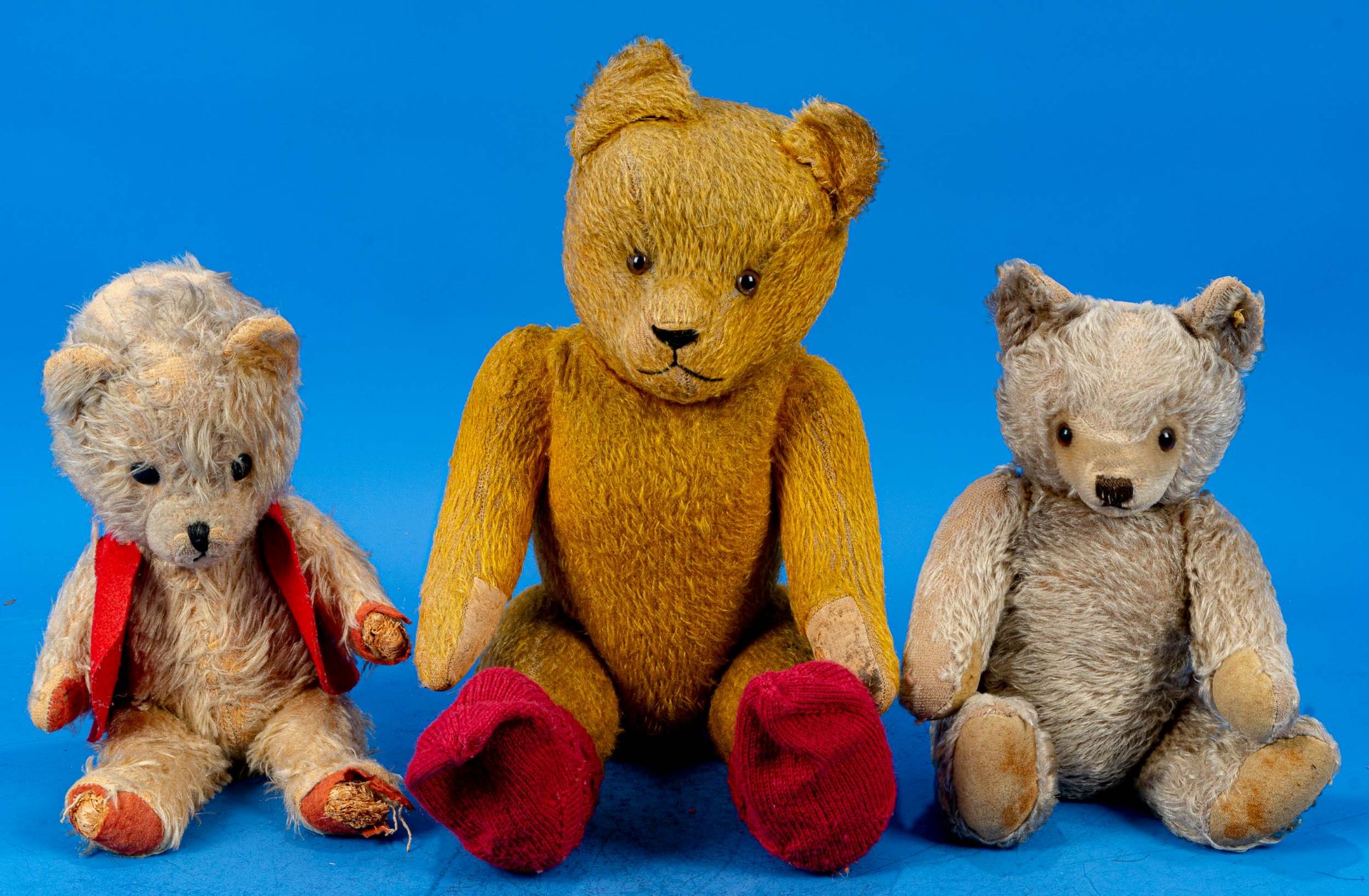 3teilige Sammlung alter bzw. antiker Teddys, 1 X STEIFF-Teddy, teilweise Holzwolle-Füllung, stärker