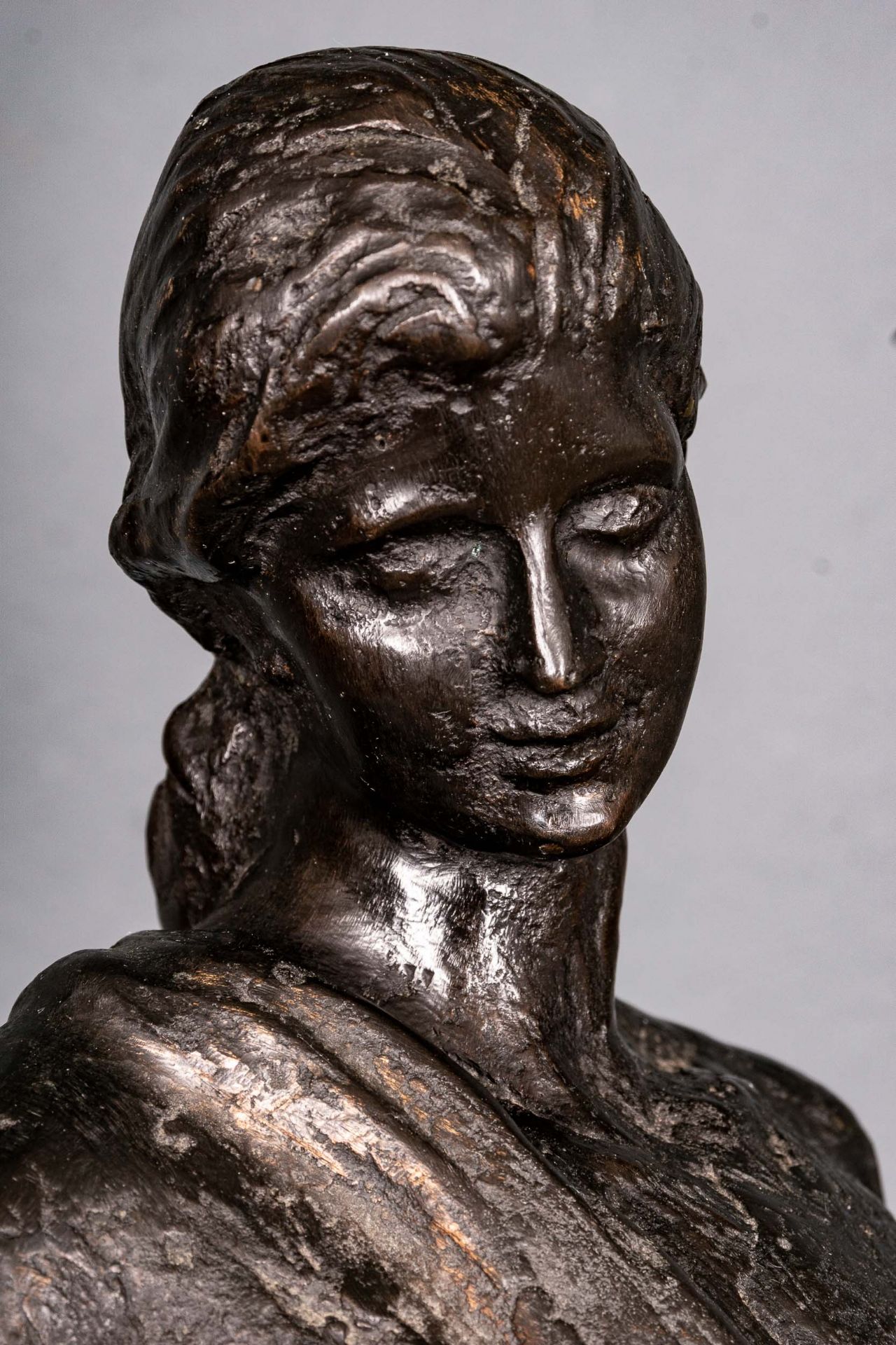 "Stehende junge Dame", schwarzbraun patinierter Bronzeguss, auf grauweiß geadertem, schwarzem Marmo - Image 9 of 17