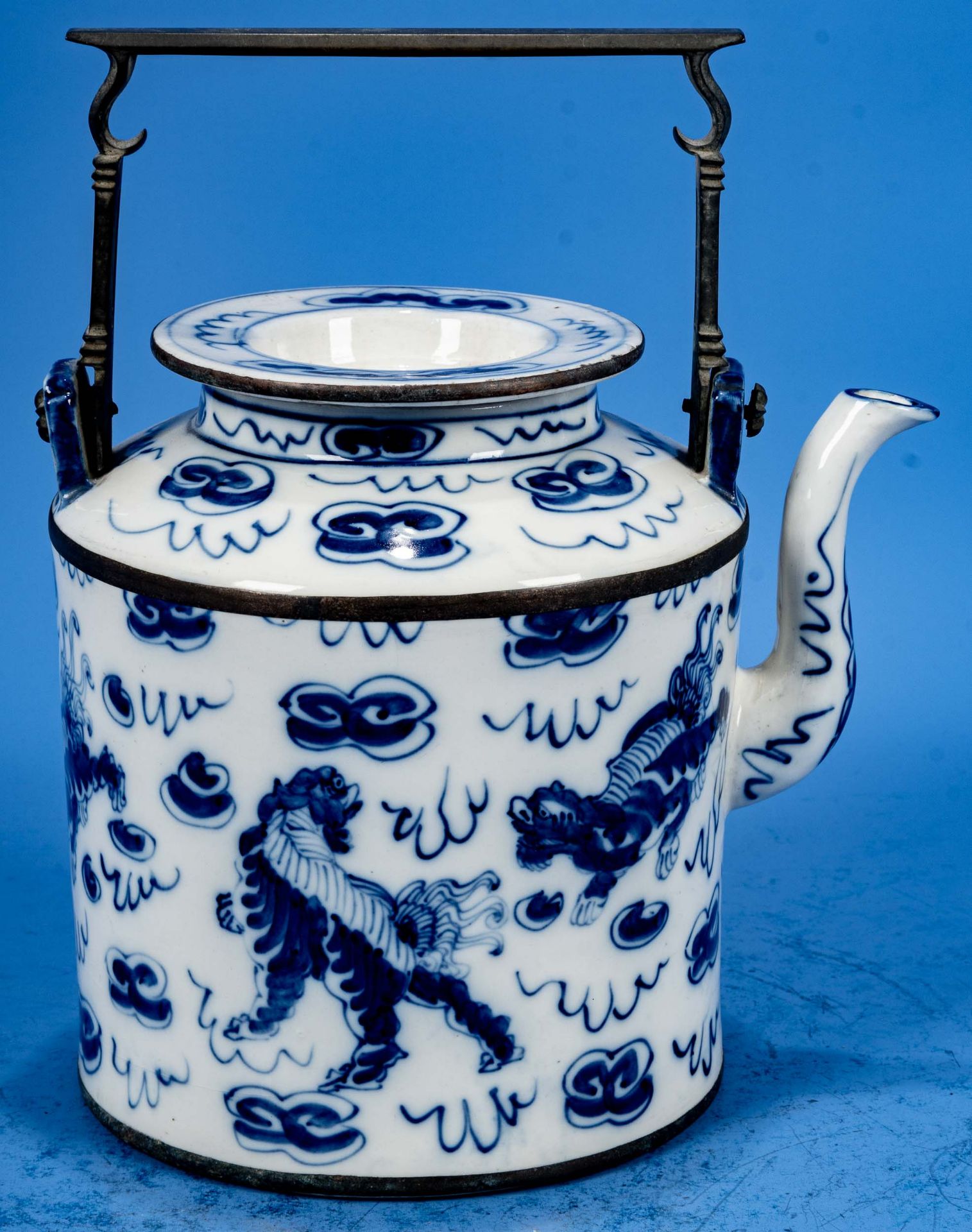 Prächtige Teekanne, ostasiatisches Weißporzellan, u.a. mit Drachendekor von Hand in Blautönen bemal - Bild 6 aus 13