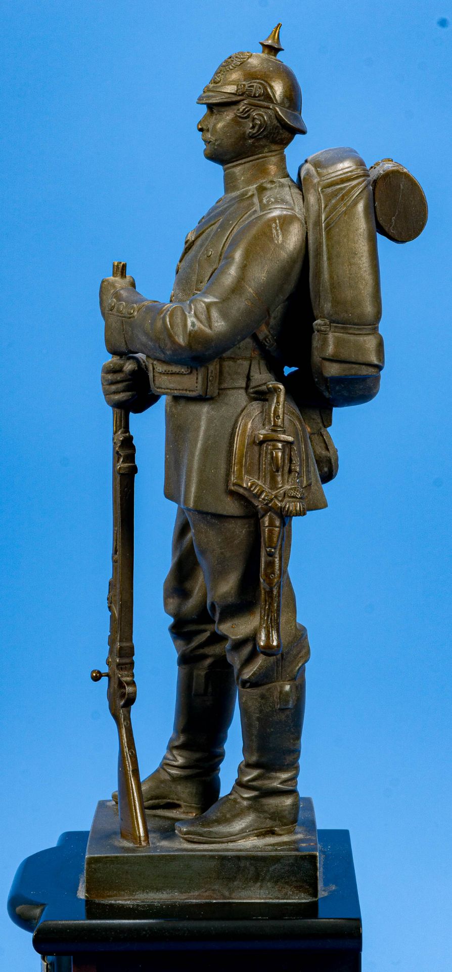 "Stehender Kaiserlicher Soldat" auf mehrfach getrepptem Natursteinsockel. Höhe der Figur ca. 27,5 c - Image 12 of 15