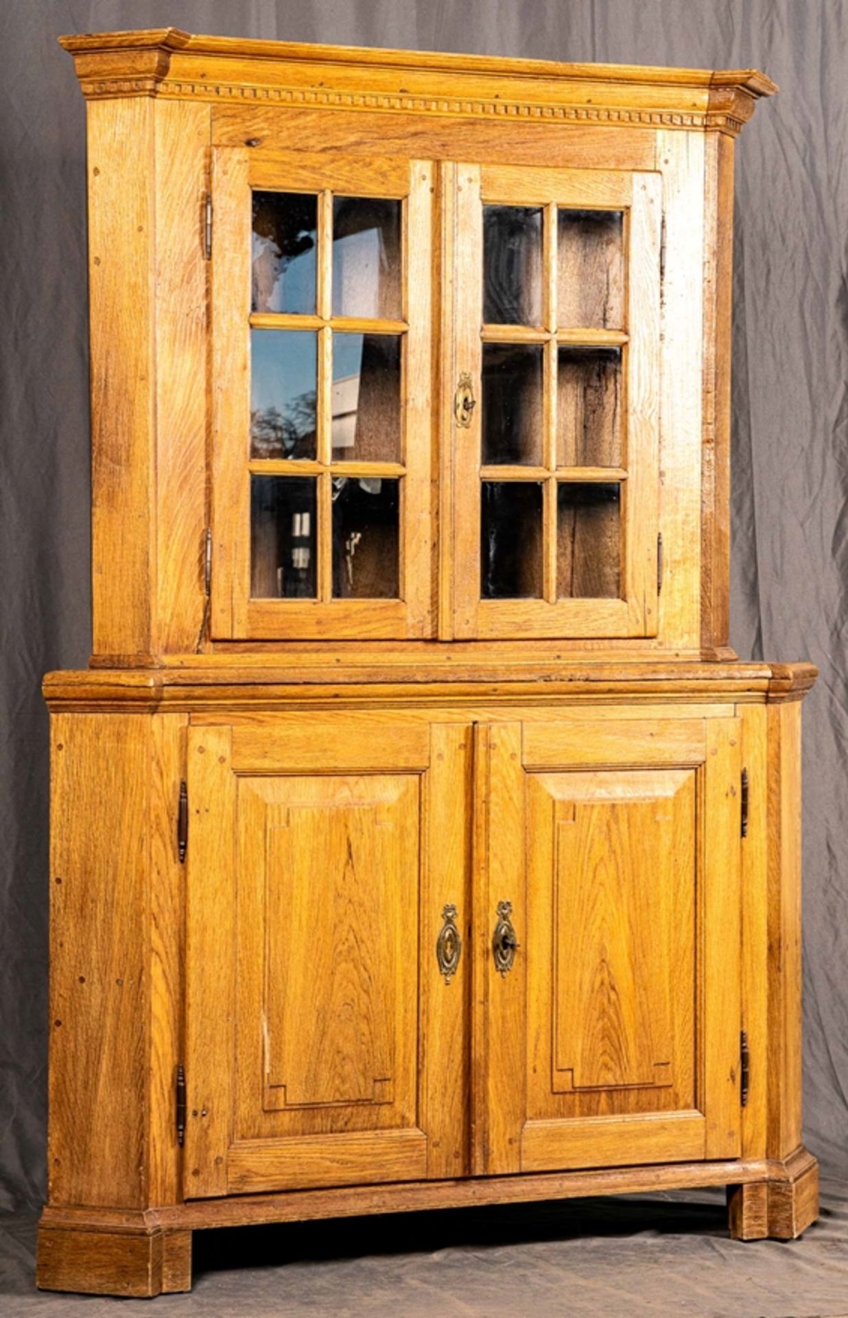 Eckschrank/Eckvitrine, Westfalen um 1800/20, Eiche massiv, ältere Restauration, 2teilig, Unterteil  - Bild 2 aus 8