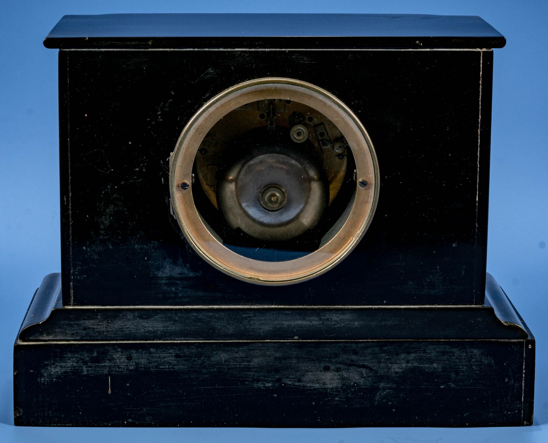 Schlichte schwarze Kaminuhr um 1900/20; schöner Erhalt, ungeprüftes mechanisches Uhrwerk mit Schlag - Bild 11 aus 12