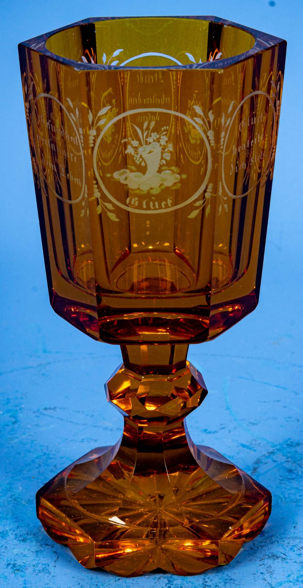 Antikes Pokalglas, bernsteinfarbenes, dickwandiges Glas, Fuß & Kuppa sechskantig geschliffen, 19./
