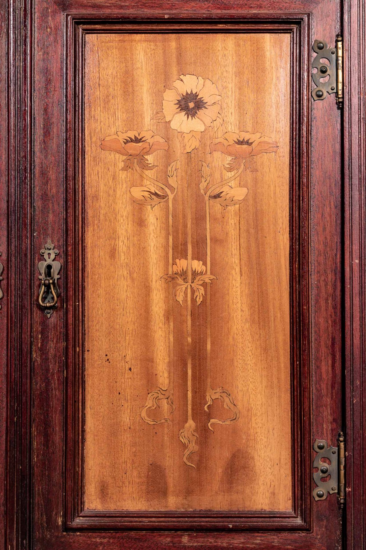 Antiker Halbschrank, Jugendstil um 1900/ 20, mahagonifarbenes Holz, die Türfüllungen mit floraler M - Bild 5 aus 8