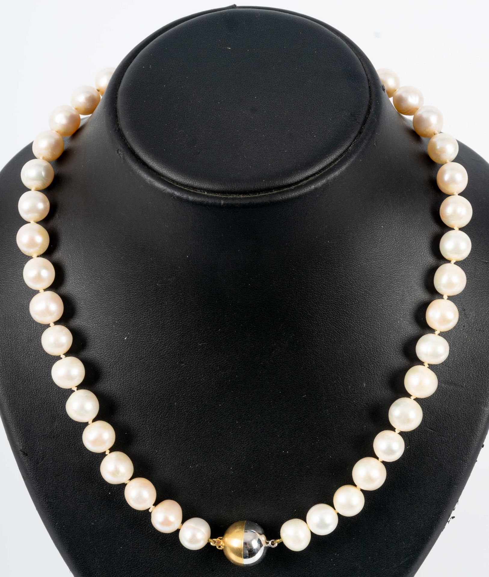 Perlenkette mit 585er Weiß- & Gelbgold-Kugelverschluss ( Durchmesser ca. 1,3 cm), Perlen in silbrig - Bild 2 aus 6
