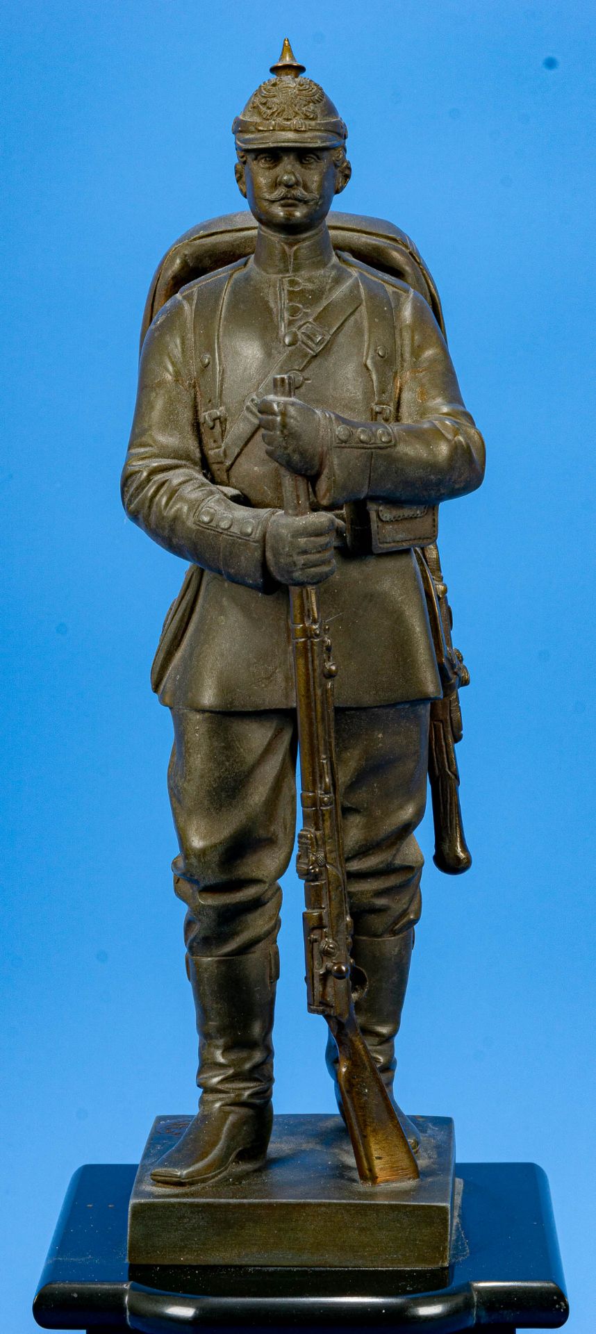 "Stehender Kaiserlicher Soldat" auf mehrfach getrepptem Natursteinsockel. Höhe der Figur ca. 27,5 c - Bild 3 aus 15
