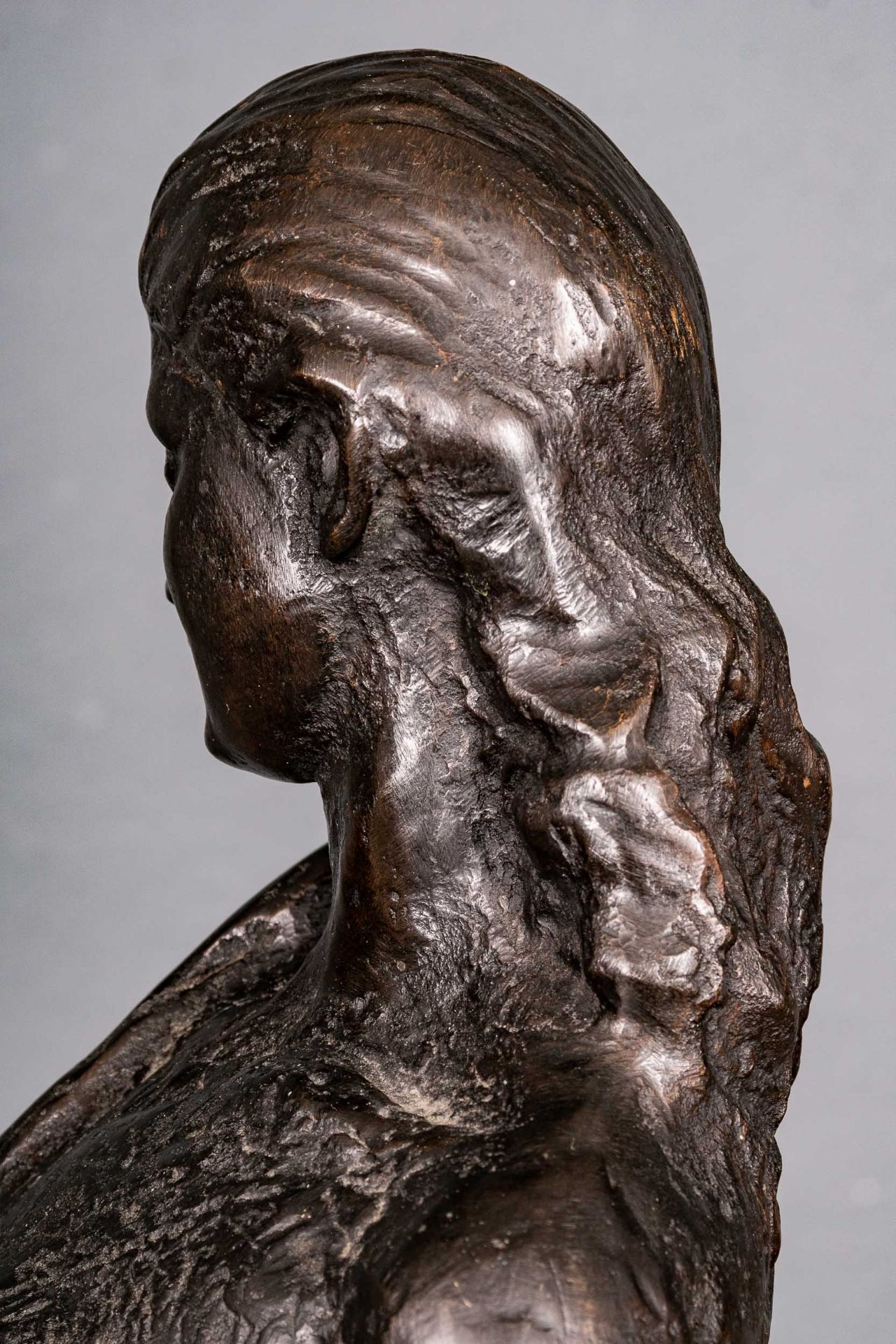 "Stehende junge Dame", schwarzbraun patinierter Bronzeguss, auf grauweiß geadertem, schwarzem Marmo - Image 12 of 17