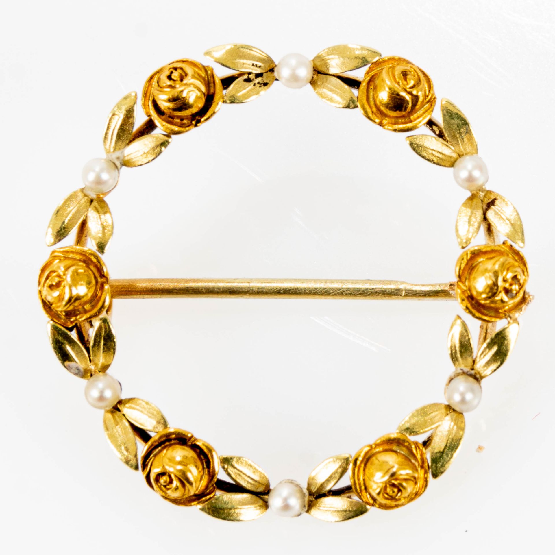 Offene Rosenkranz-Brosche mit insgesamt 6 kleinen silbrig-weiß lüstrierenden Perlen besetzt, rückwä