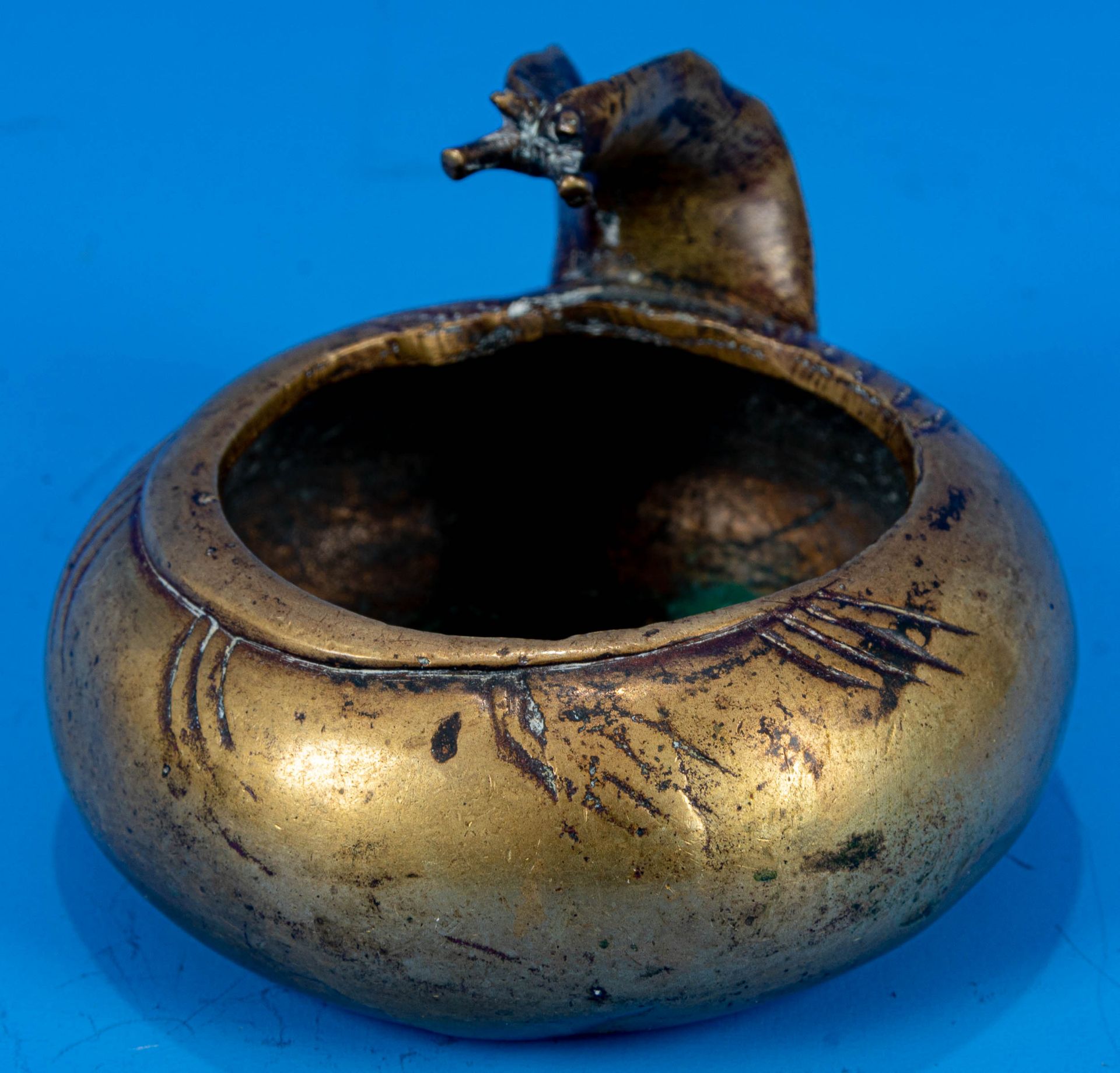 Altes chinesisches Bronze - Weihrauch- Räuchergefäß mit Griff in Form einer Schnecke. Brandriss ca. - Image 3 of 10
