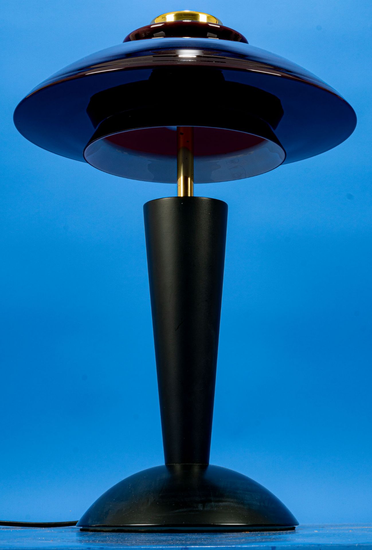 Große Tischlampe im Art-Deco Stil, mattschwarz lackierter Fuß und Schaft, zweiflammig elektrifizier - Image 2 of 7