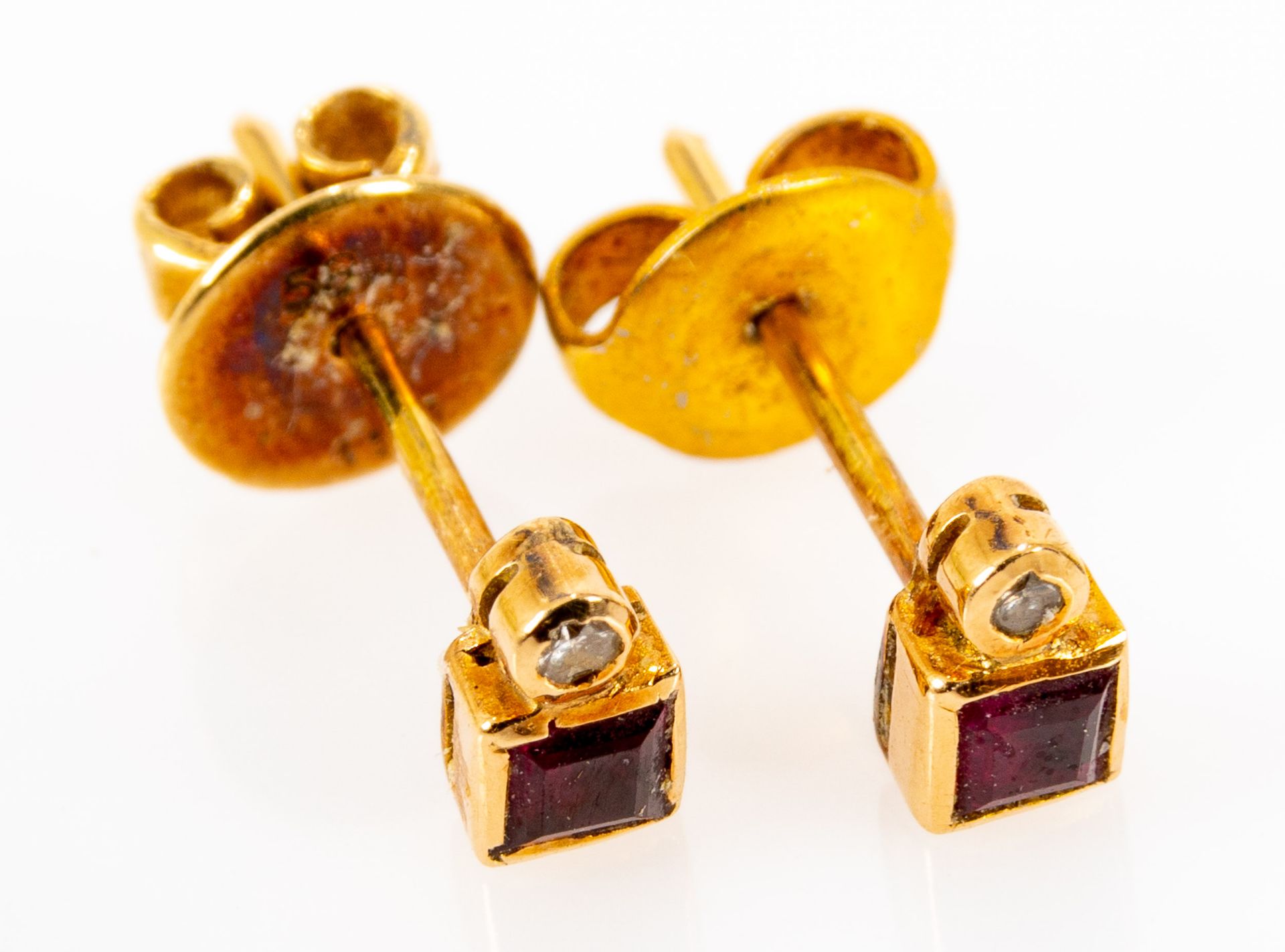 Paar 585er Gelbgold- Ohrstecker mit Rubin & Diamantbesatz, 1x Steckklemme mit 585 punziert. Schöner