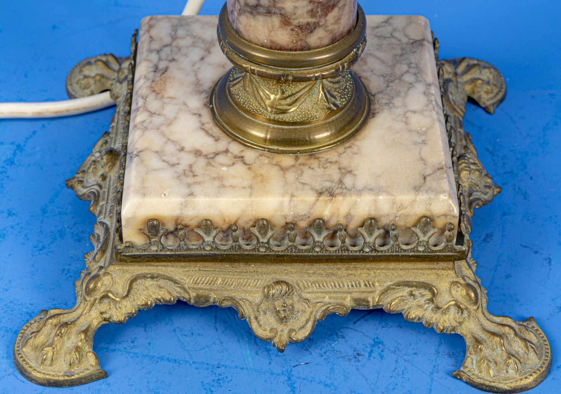 Dekorative "Empire" Tischvase in Form einer nachträglich elektrifizierten Petroleumlampe, Onyxsäule - Bild 6 aus 6