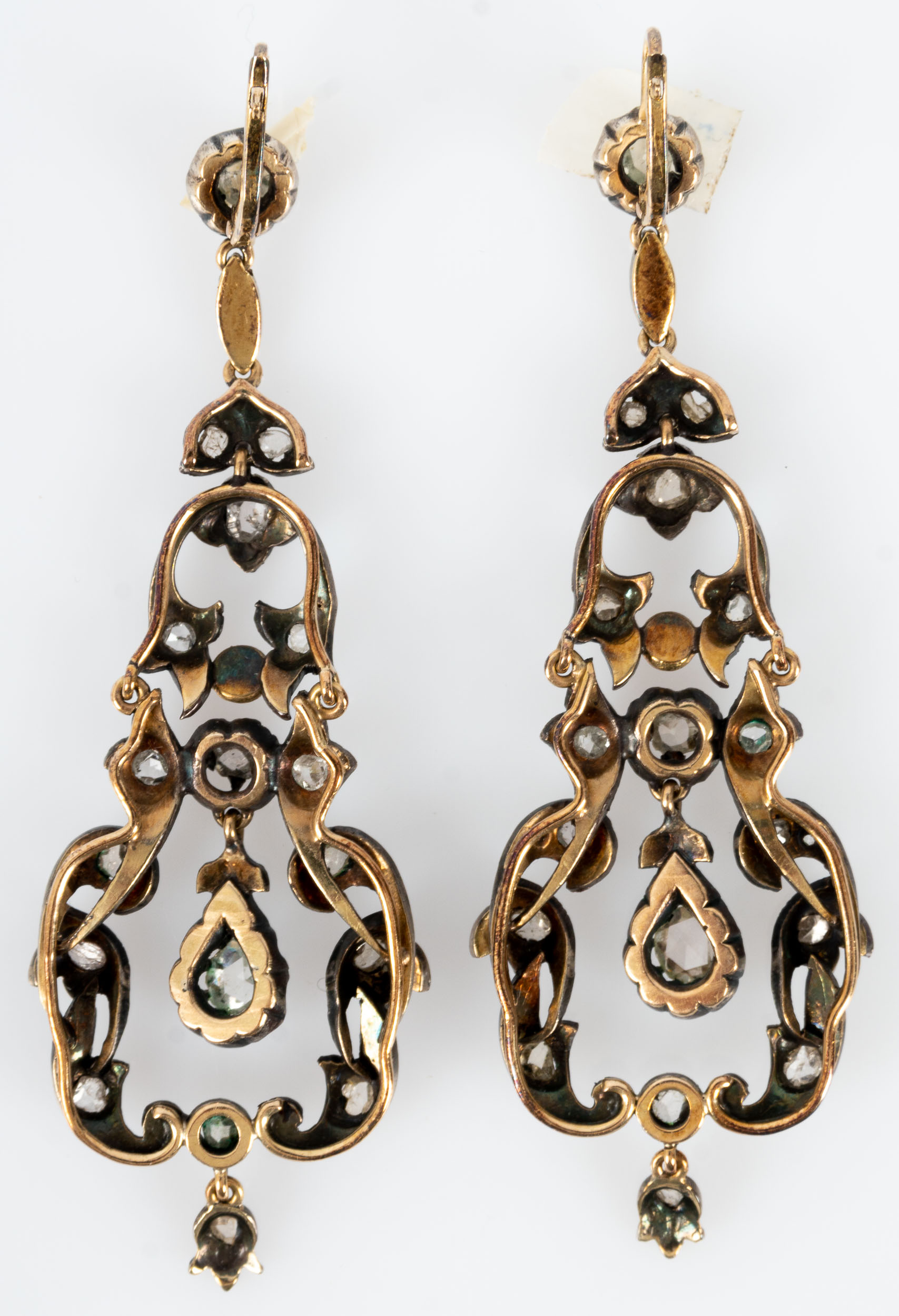 Ein Paar Ohrgehänge, vermutlich Frankreich um 1780/ 90; 18 kt. Gelbgold und Silber; runde Brisur je - Image 11 of 13