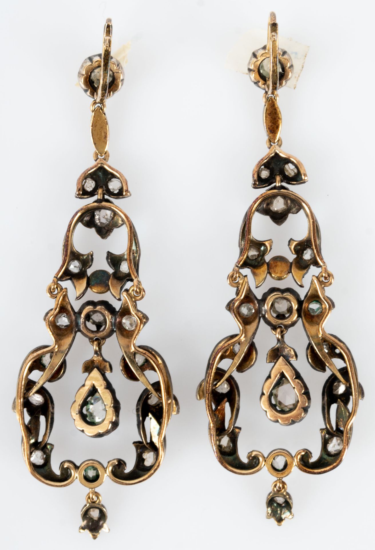 Ein Paar Ohrgehänge, vermutlich Frankreich um 1780/ 90; 18 kt. Gelbgold und Silber; runde Brisur je - Bild 11 aus 13