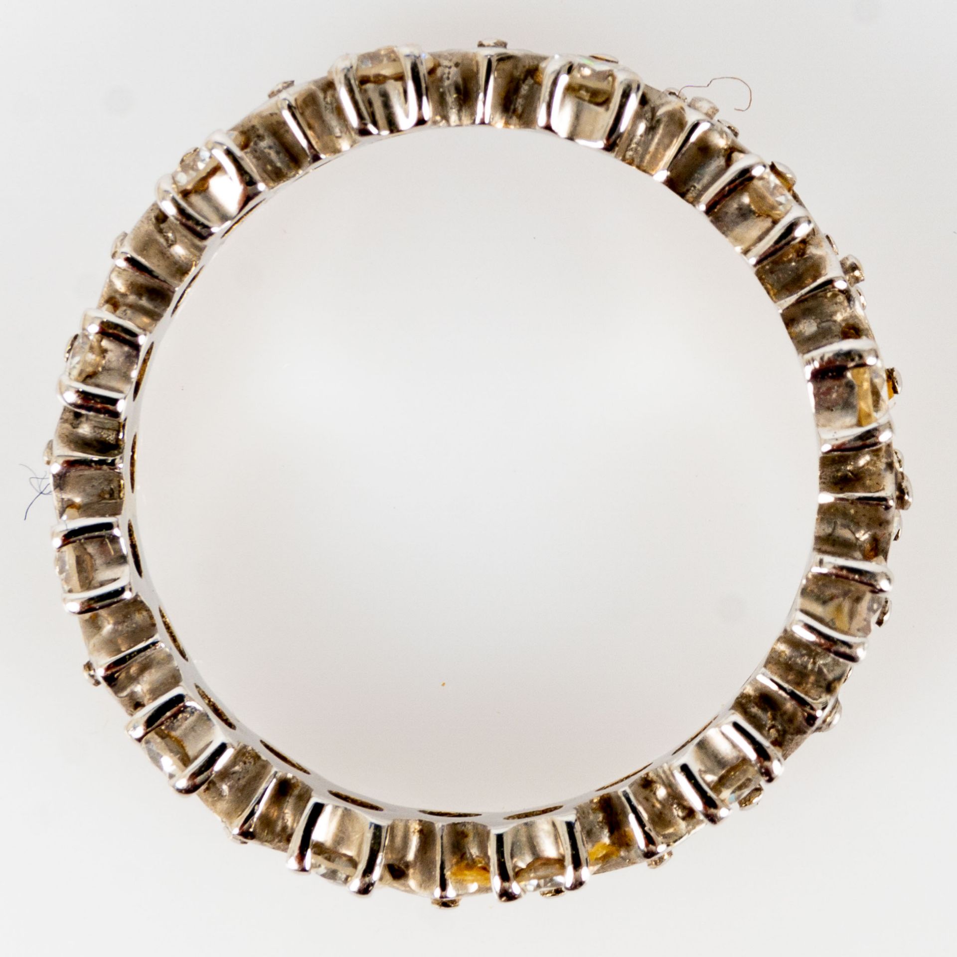Memory - Brillantring in 750er Weißgold mit Rundumbesatz; zusammen ca. 0,240 kt. Die Diamanten im B - Image 2 of 4