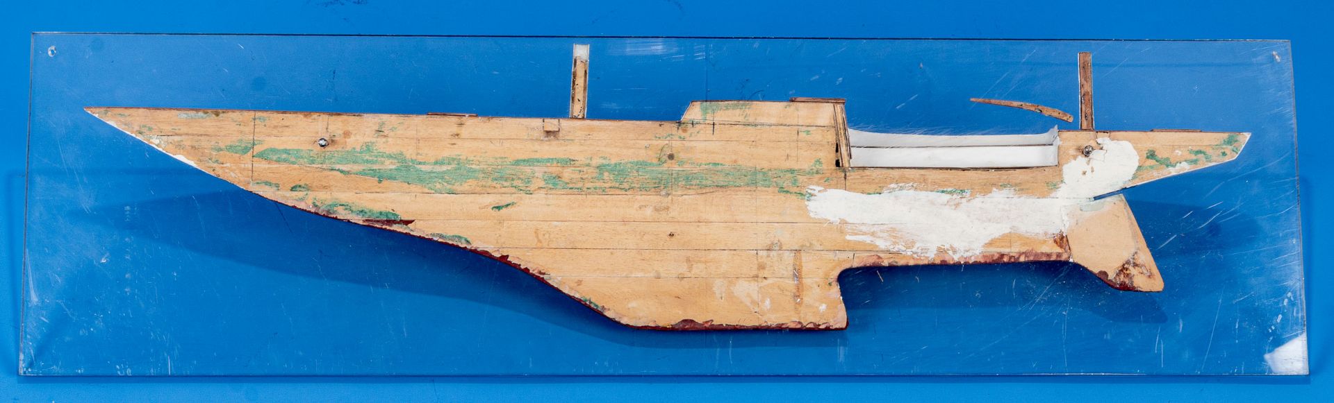 Halbmodell eines Segelschiffrumpfes, auf Fiberglas montiertes, lackiertes und furniertes Holzmodell - Image 4 of 4