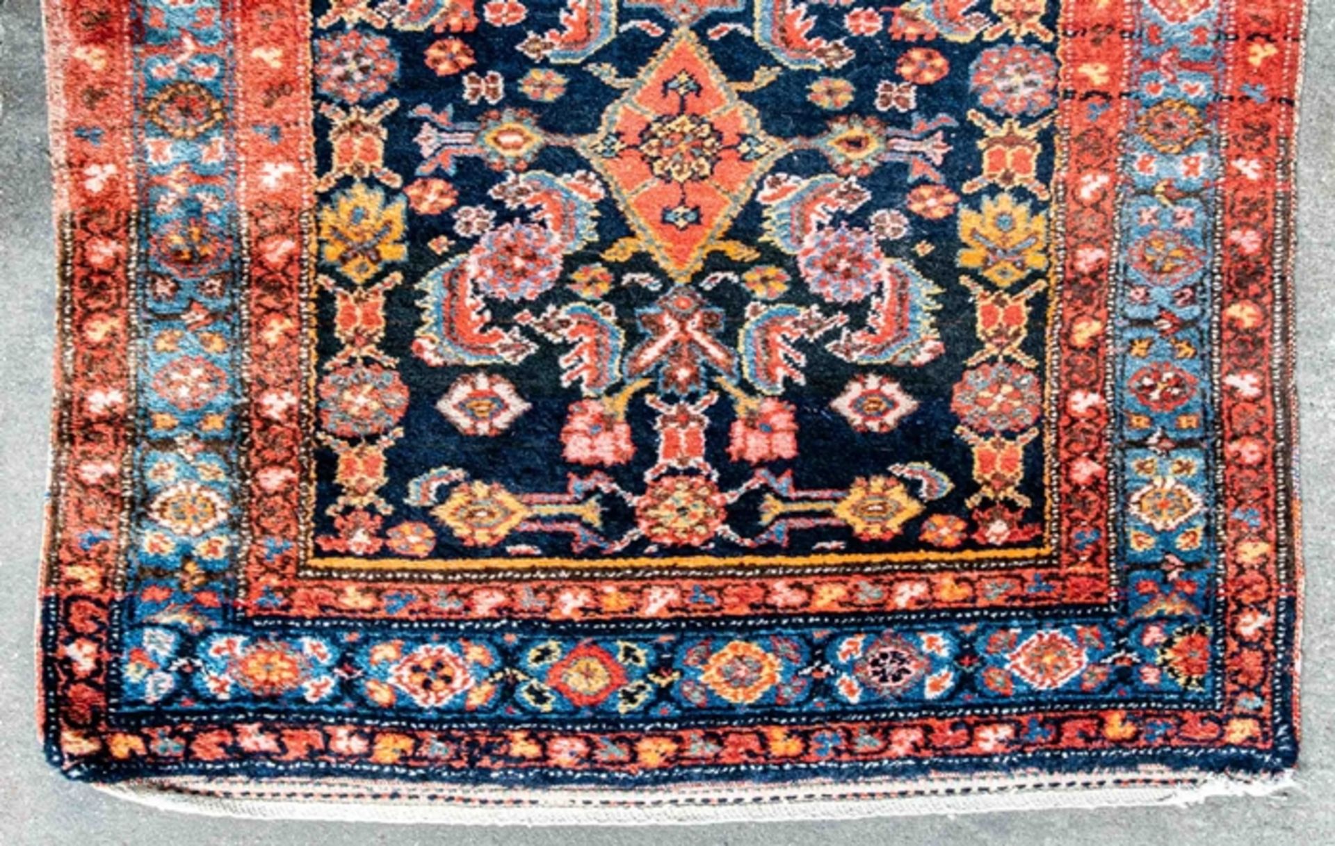 Alte oder antike indigoblau-grundige Teppichgalerie, Iran Mitte 20. Jhdt., ca. 102 x 528 cm. Stärke - Image 8 of 11