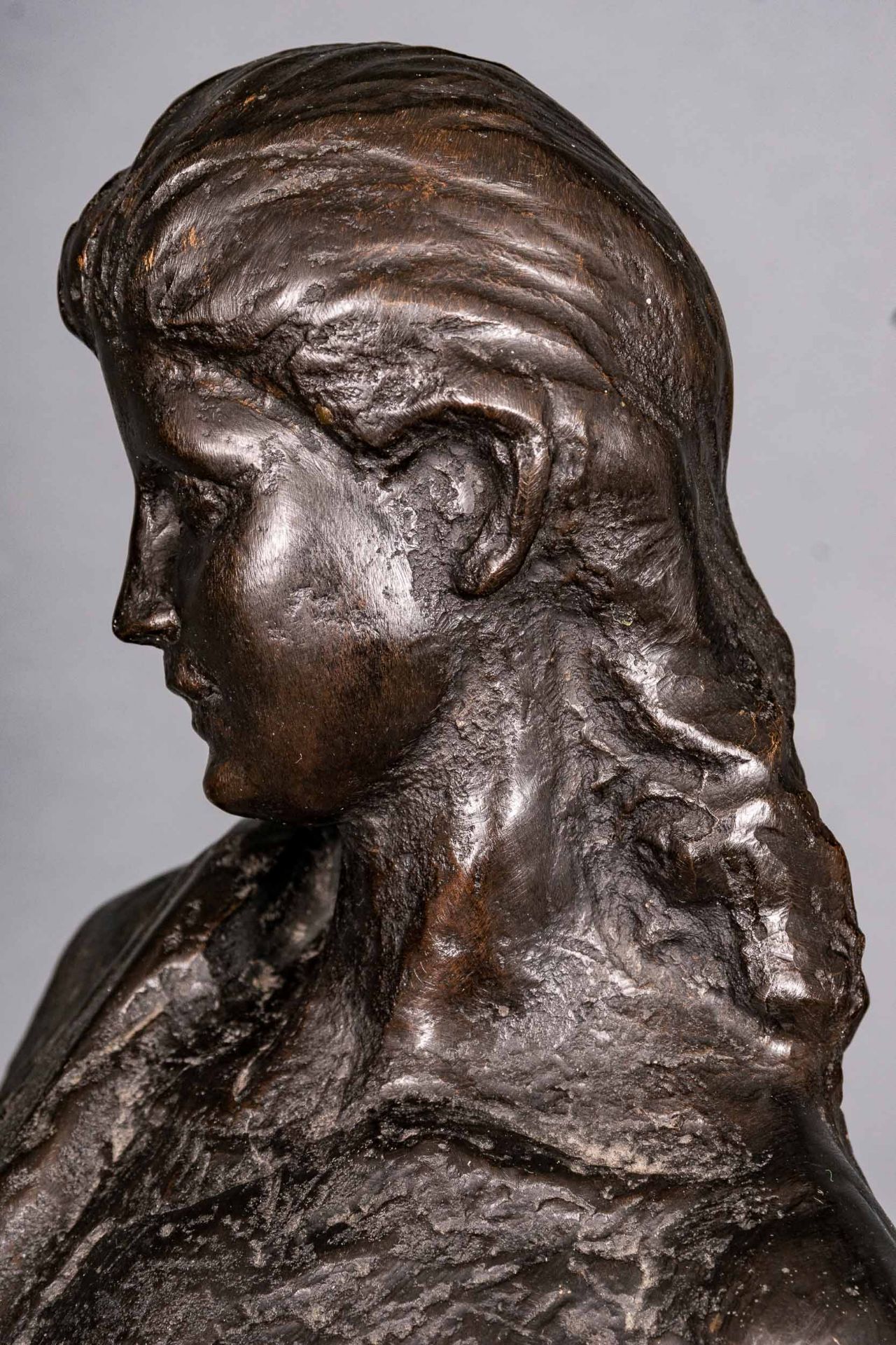 "Stehende junge Dame", schwarzbraun patinierter Bronzeguss, auf grauweiß geadertem, schwarzem Marmo - Bild 13 aus 17