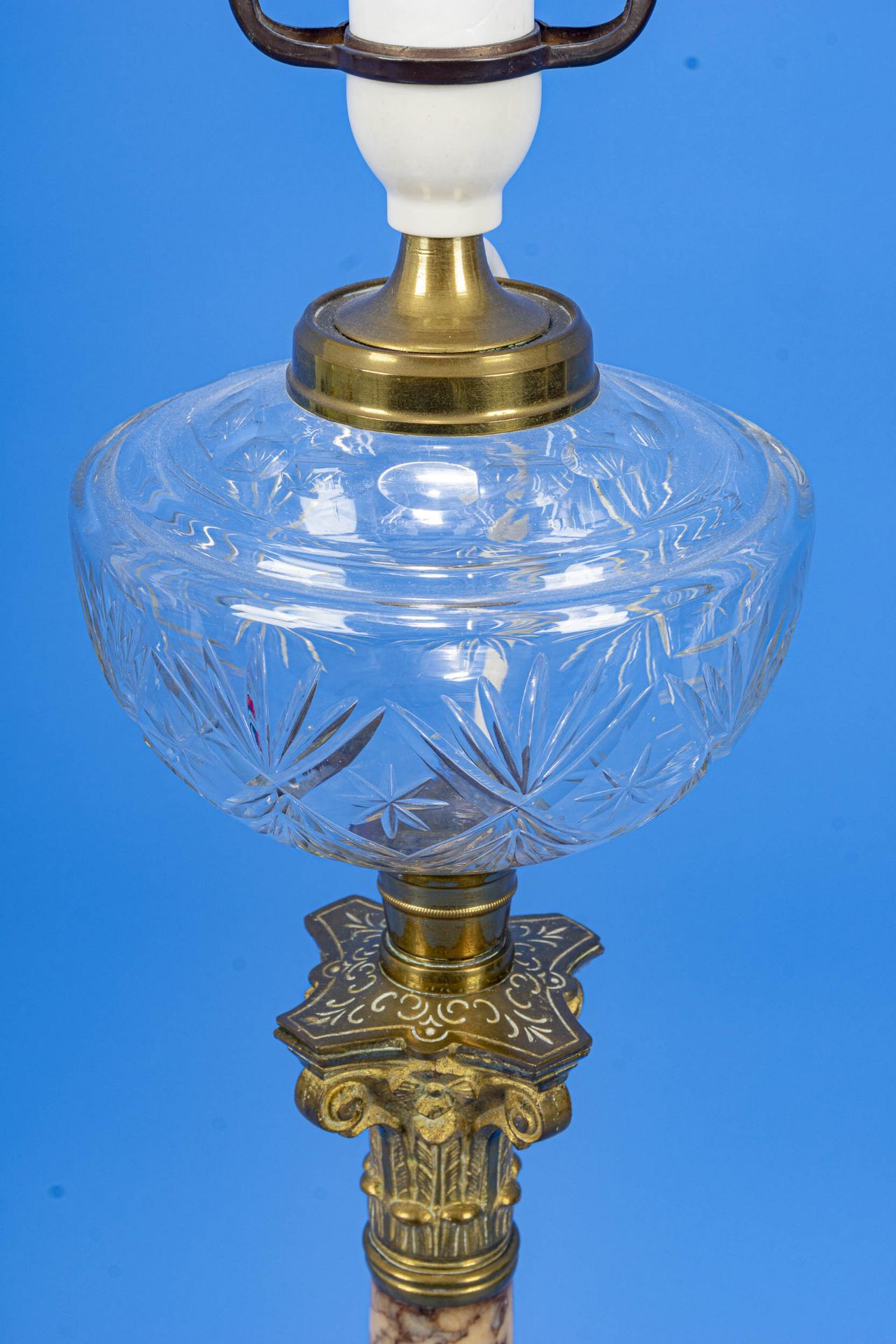 Dekorative "Empire" Tischvase in Form einer nachträglich elektrifizierten Petroleumlampe, Onyxsäule - Bild 4 aus 6