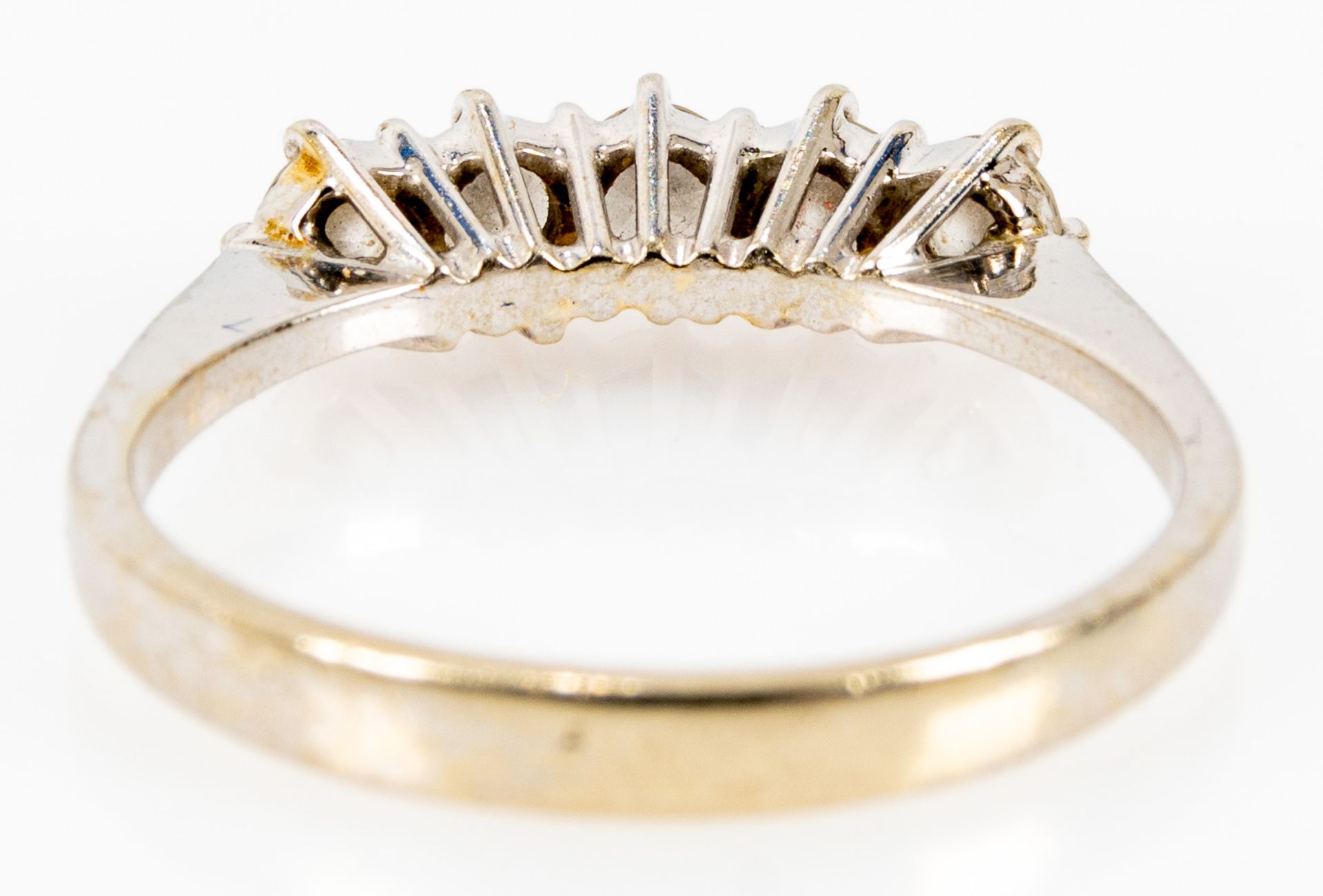 Zeitlos eleganter 18 kt. Weißgold- Beisteckring, der Ringkopf mit insgesamt 5 Diamanten im Brillant - Image 5 of 6