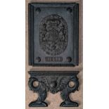 Antike Ofenplatte, bez. innerhalb des königlichen hannoverschen Wappens mit dem Wahlspruch: "Dien e