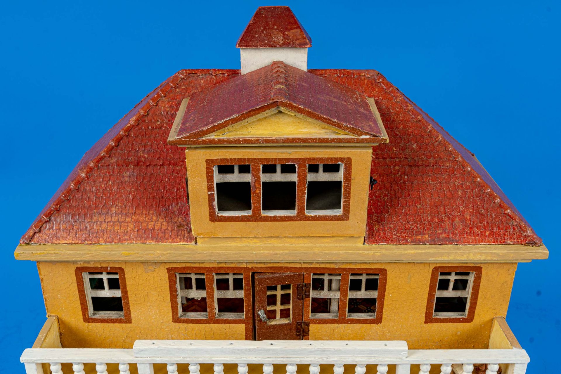 "VILLA"-Puppenhaus, polychrom bemaltes, zweistöckiges Puppenhaus mit ausgebautem Dachgeschoss. Das - Image 4 of 11