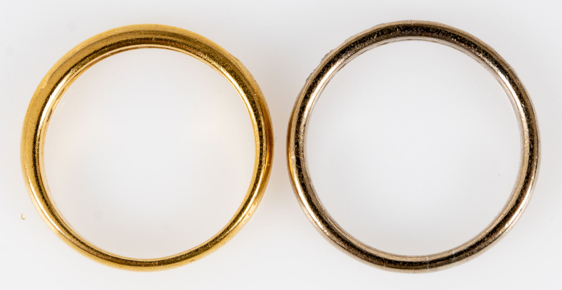 2 identische Beisteckringe, 1x aus 750er Gelbgold, 1x aus 750er Weißgold, sogen. "Halb - Memory" - - Image 4 of 7