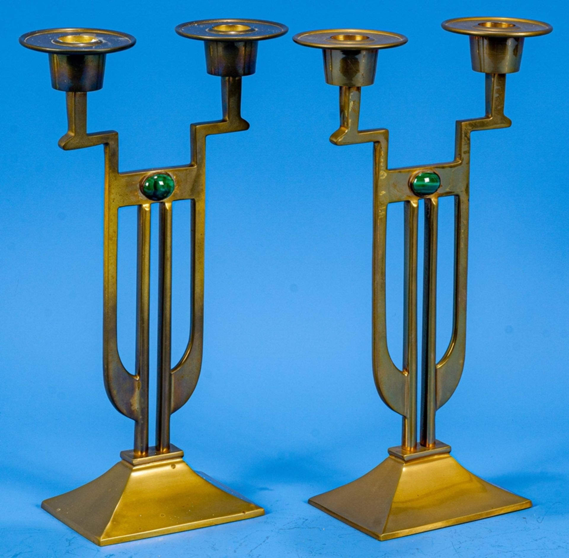 Paar zweiarmiger Tischkerzenleuchter im Art - Deco - Stil, 1. Drittel 20. Jhdt., Messing, beide bei - Bild 4 aus 10