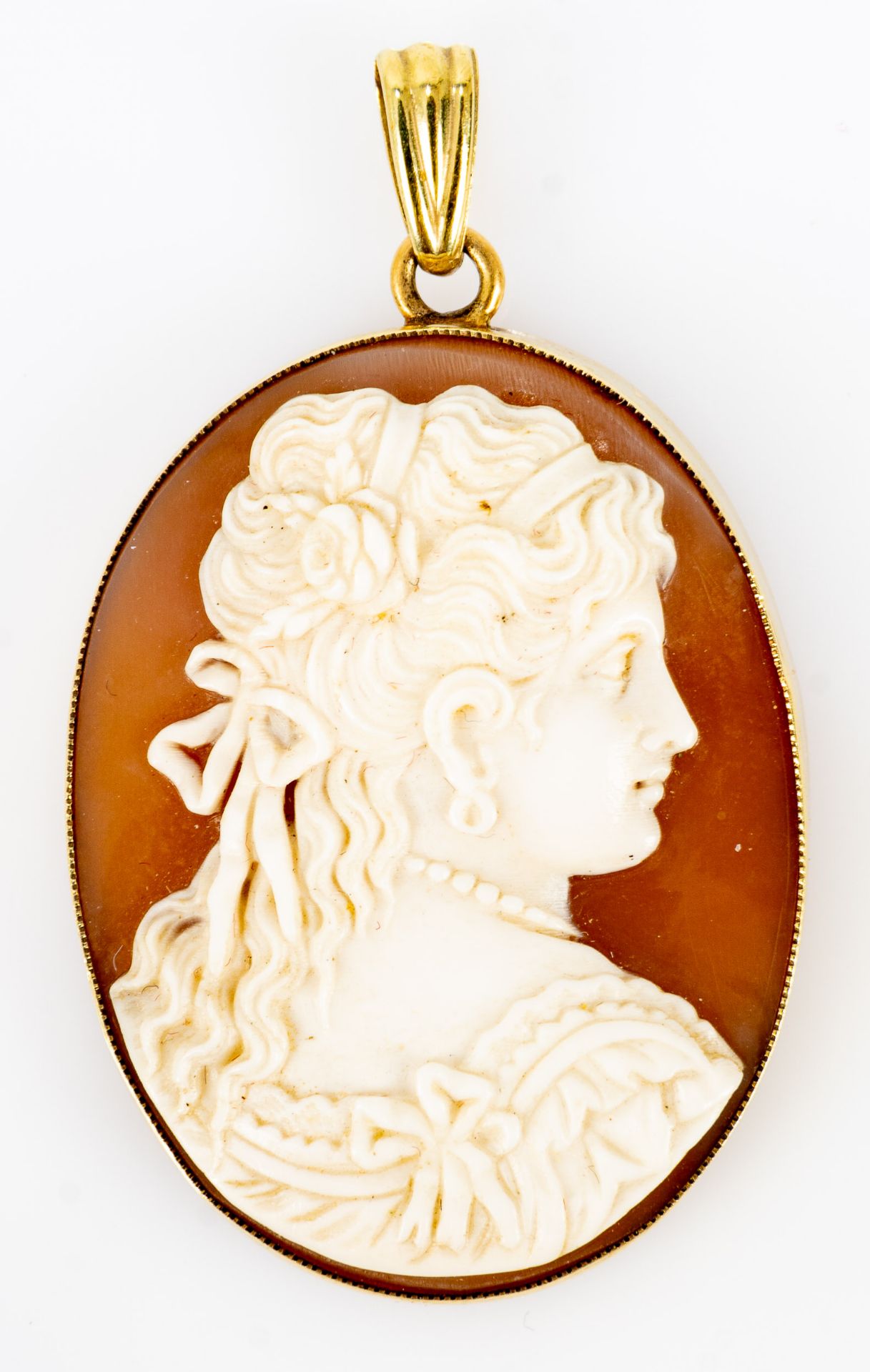 Fein geschnittene Gemme um 1900, detailreich ausgearbeiteter Kopf einer jungen Dame mit Perlenkette