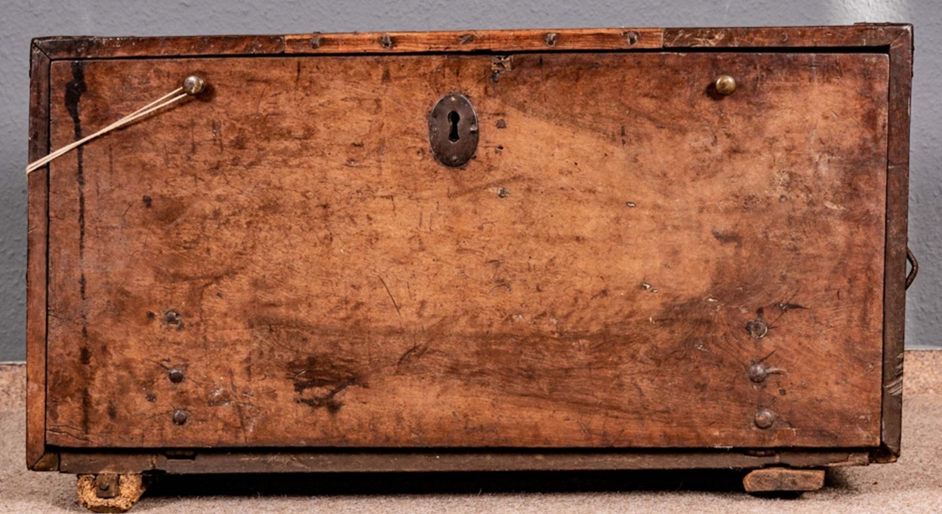 Antiker Kabinettschrank, alpenländisch, 17./18. Jhdt., tragbarer, massiver, rustikaler Nussbaumkorp - Bild 7 aus 10