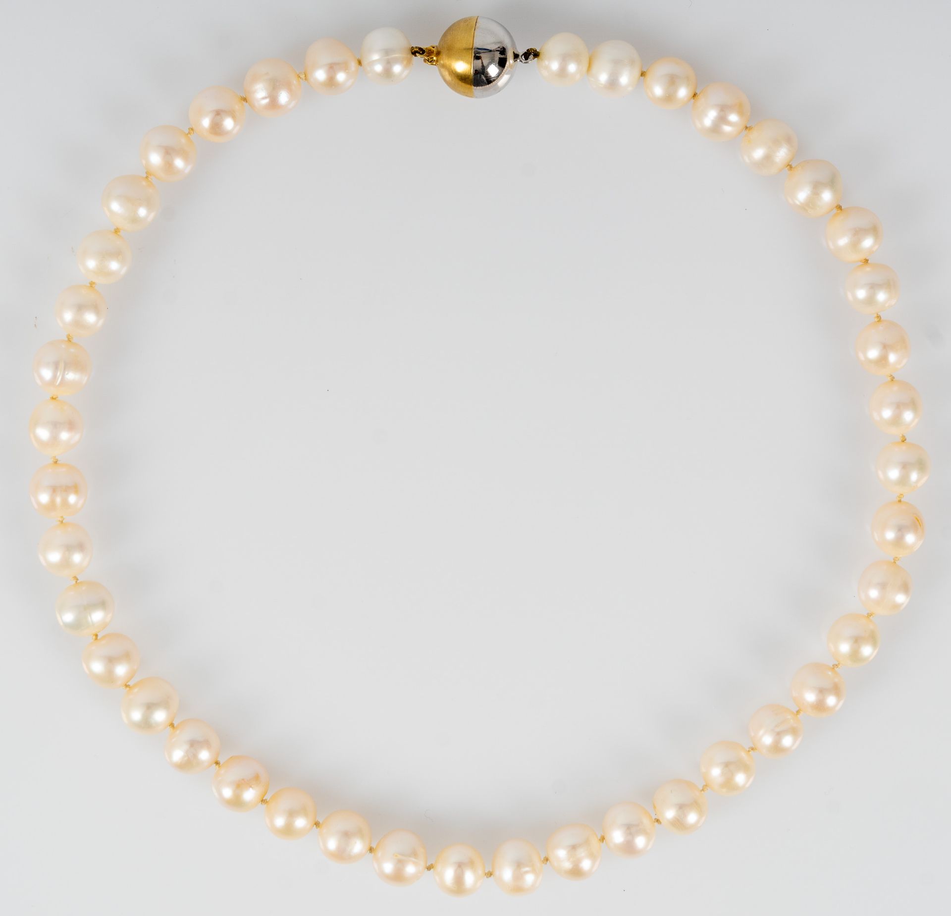 Perlenkette mit 585er Weiß- & Gelbgold-Kugelverschluss ( Durchmesser ca. 1,3 cm), Perlen in silbrig - Bild 3 aus 6